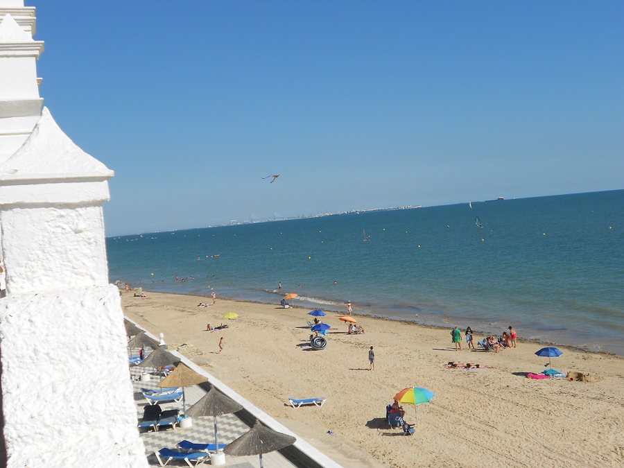 Strand in Rota mit Blick auf Cádiz