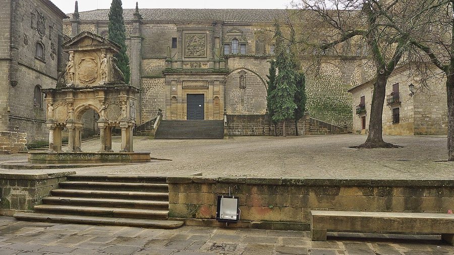 Plaza de Santa María mit Kathedrale in Baeza