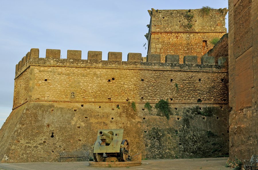 File:Niebla, castillo.jpg