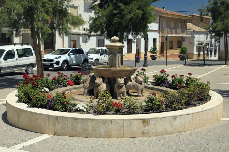 File:L06 072 Peal de Becerro, Fuente de los Leones.jpg