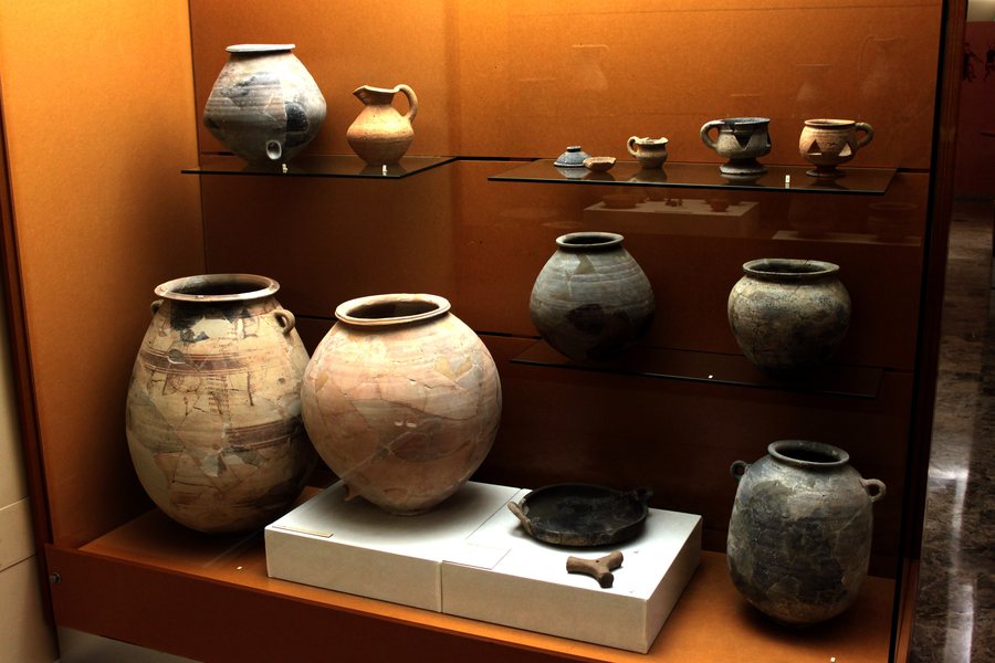 File:Los Villares Cerámica de cocina y almacenaje.JPG