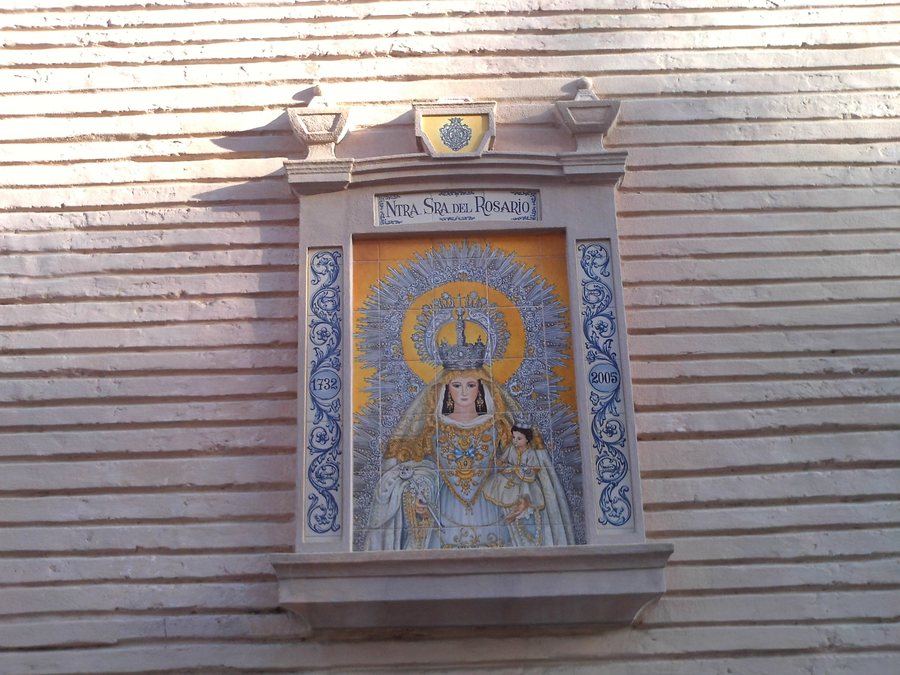 File:Azulejo de la Virgen del Rosario (Benacazón).jpg