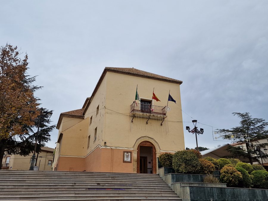 File:Ayuntamiento de Íllora (Granada) 2.jpg