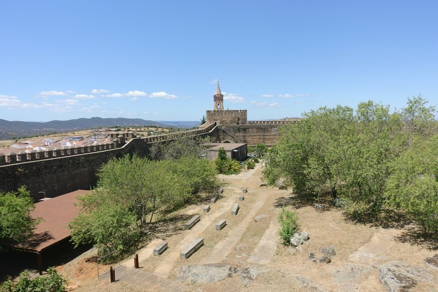 File:Castillo de Cumbres Mayores 06.jpg