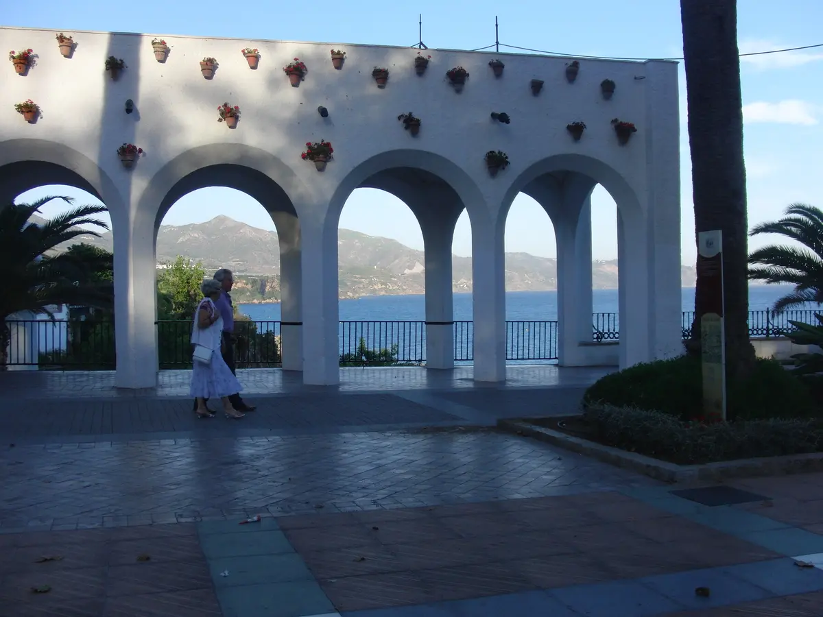 Weiße Arkaden mit Meer- und Bergblick in Andalusien