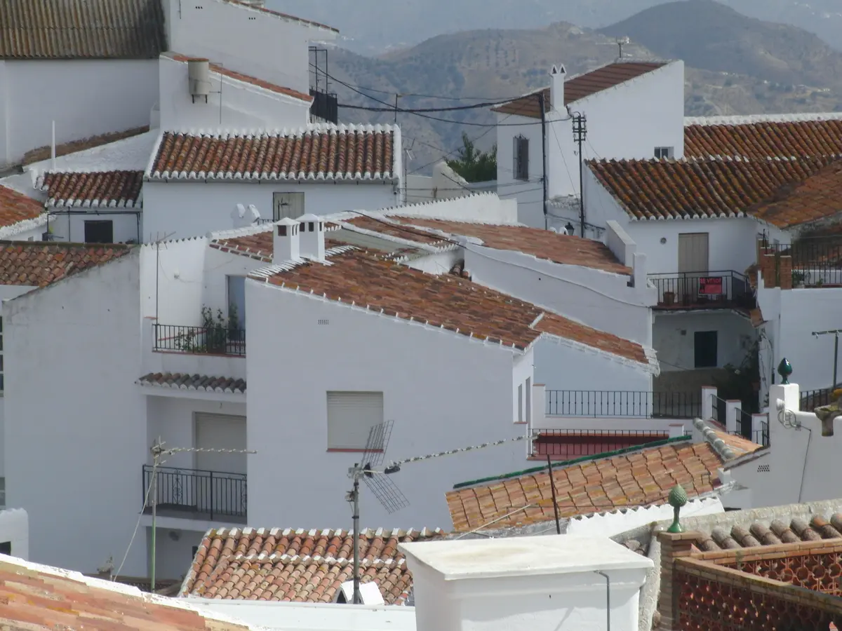 Weiße Häuser mit Terrakottadächern in einem andalusischen Dorf