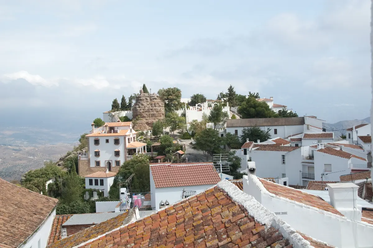 Weißes Dorf mit Festung in den andalusischen Bergen