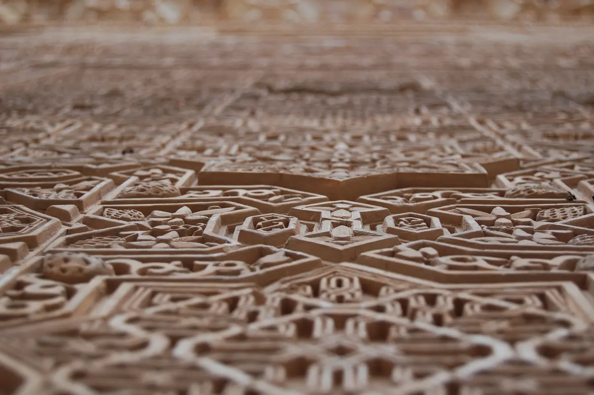 Geometrische Steinornamente in Andalusien