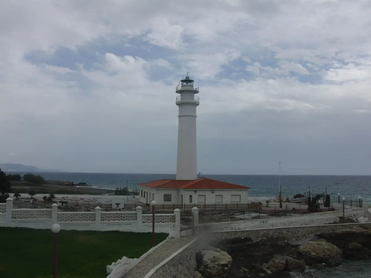 Leuchtturm an einer andalusischen Küste