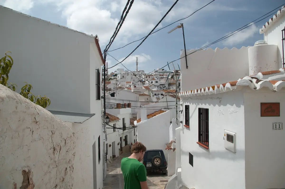 Weißgetünchte Gasse in einer andalusischen Stadt