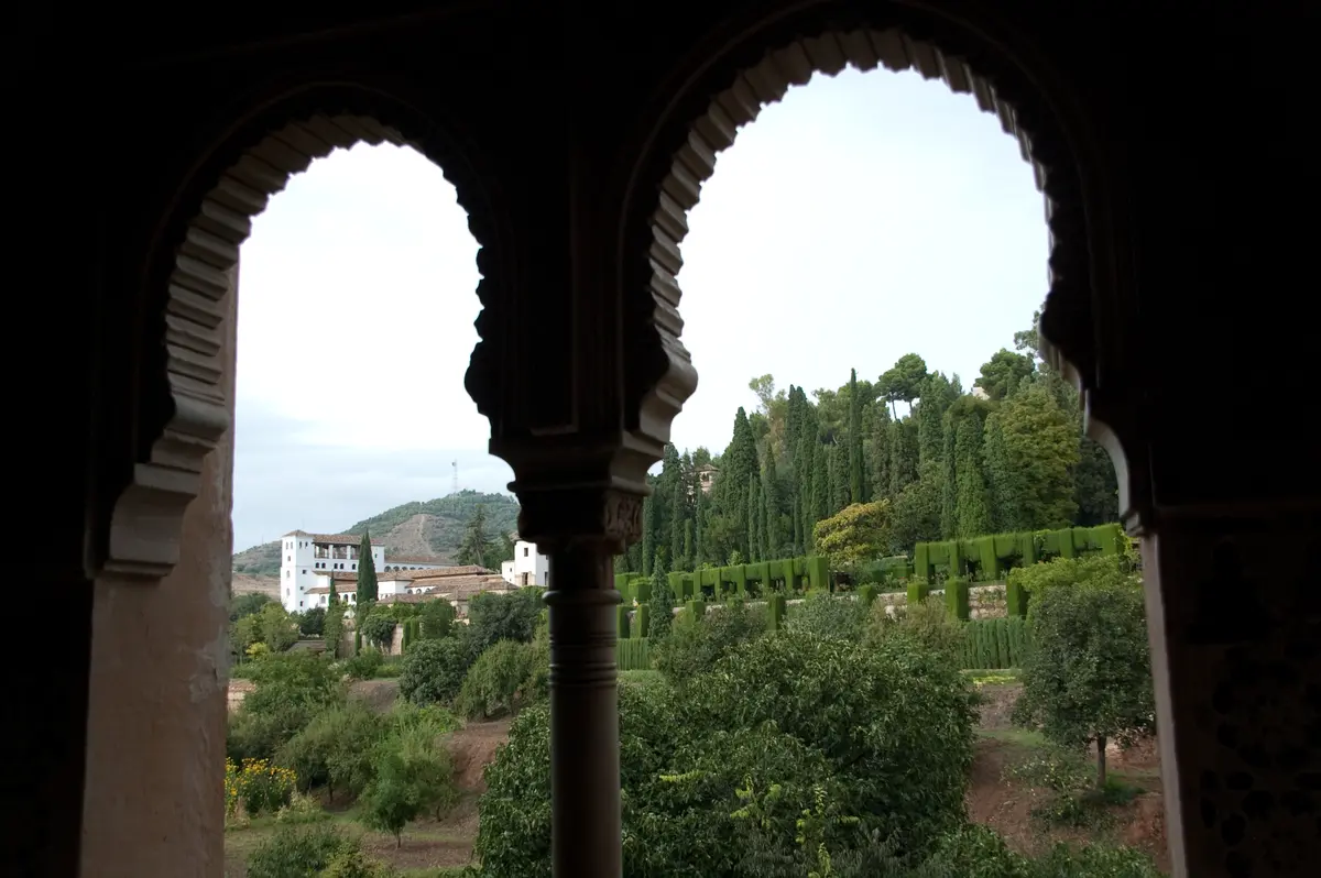 Blick durch maurische Bögen auf einen Garten