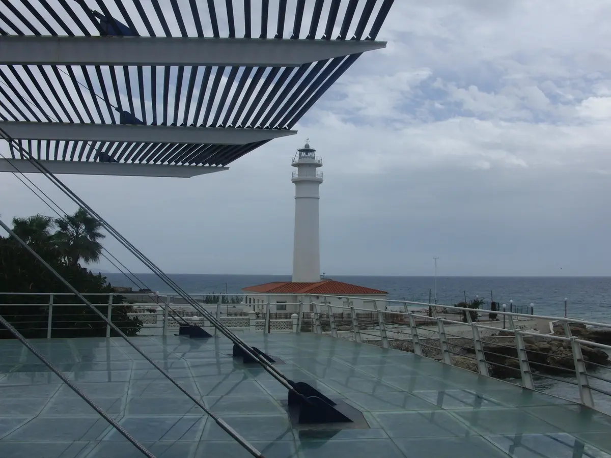 Leuchtturm an einer andalusischen Küstenpromenade
