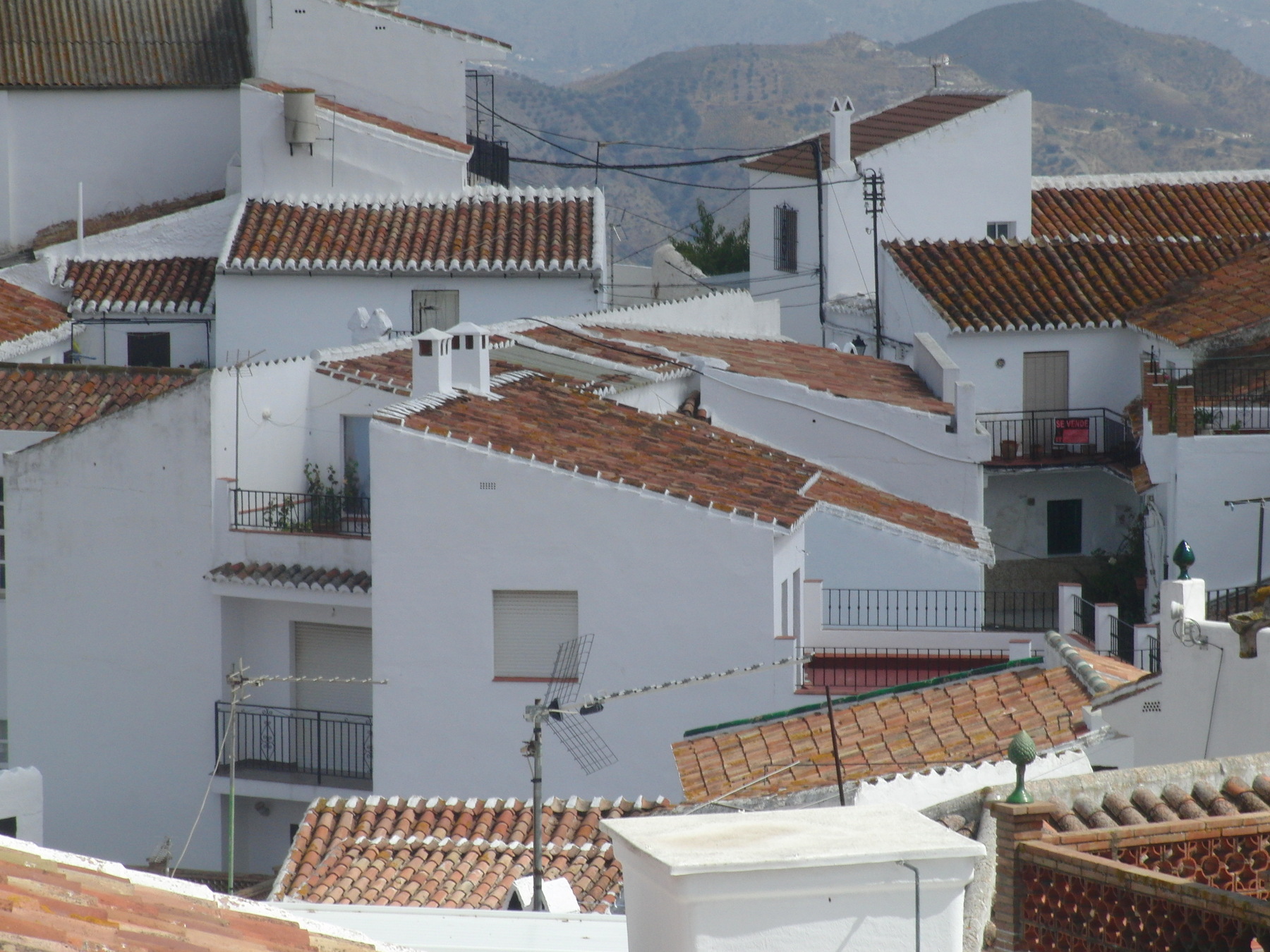 Weiße Häuser mit Terrakottadächern in einem andalusischen Dorf