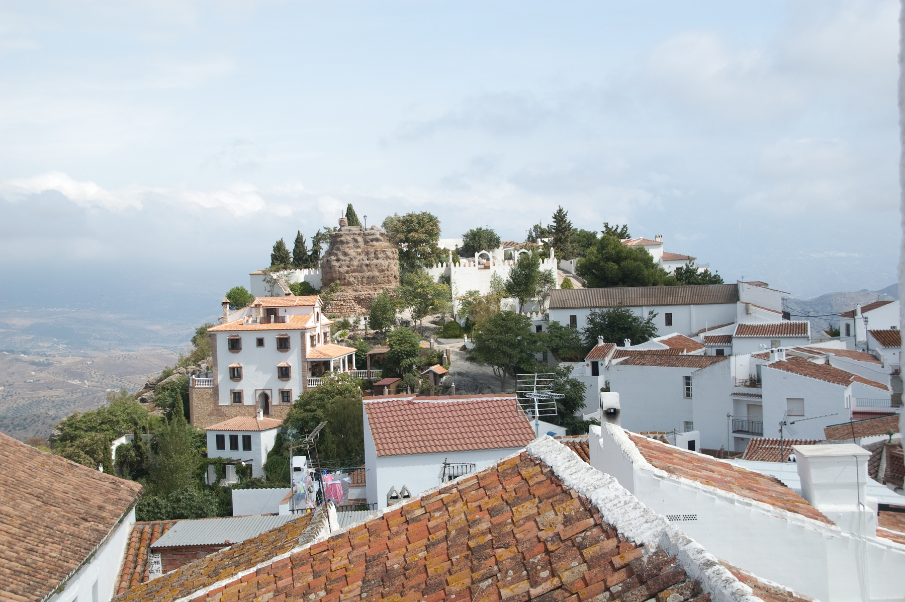 Weißes Dorf mit Festung in den andalusischen Bergen