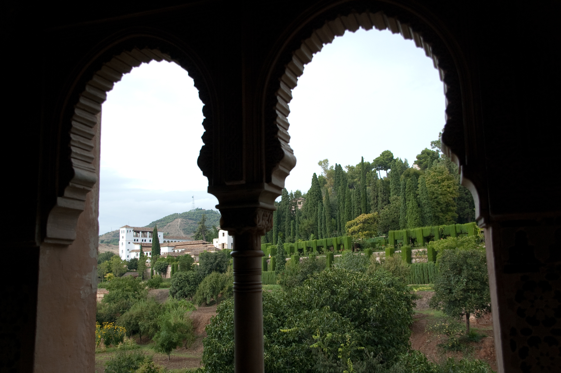 Blick durch maurische Bögen auf einen Garten